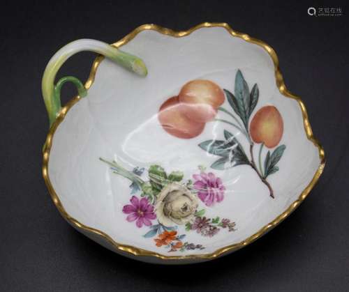 Blattschale mit Früchten / A leaf shaped bowl with fruits, M...