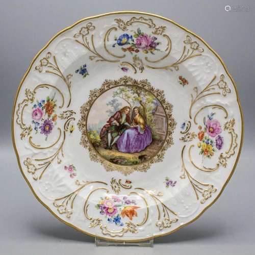 Tiefer Teller mit feiner galanten Szene / A soup plate with ...