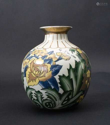 Porzellan Ziervase / A decorative porcelain vase, G. Fieravi...