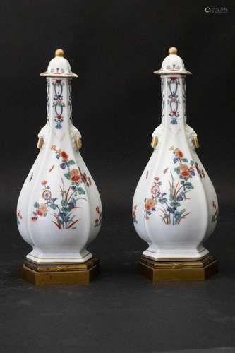 Kakiemon Deckelvasen-Paar / A pair of Kakiemon lidded vases,...