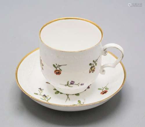 Tasse und Untertasse mit seltener Blumenmalerei / A cup and ...