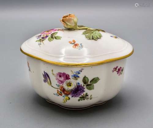 Deckeldose mit Blumenbouquet / A lidded box, Meissen, 19. Jh...