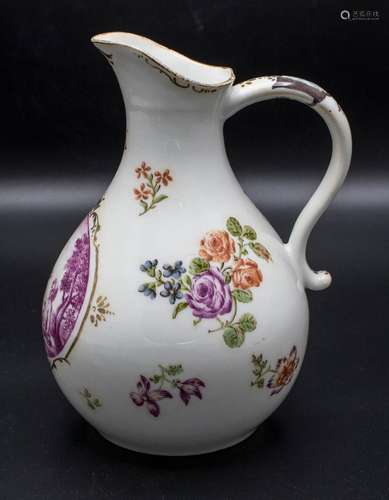 Henkelkrug mit Purpurmalerei / A porcelain jug with purple p...