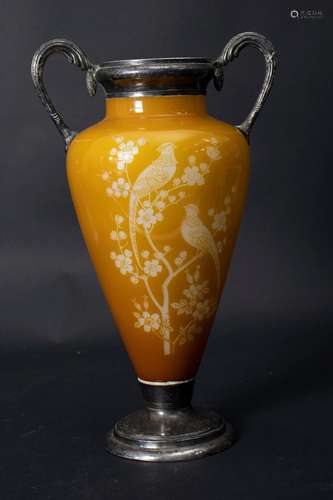 Jugendstil-Henkelvase / An Art Nouveau glass vase with handl...