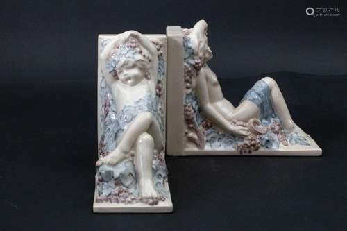 Paar Jugendstil Buchstützen \'Putto mit Weinreben\' / A pair...