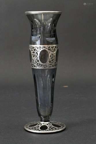 Art Déco Silber Overlay Vase / An Art Deco glass vase with s...