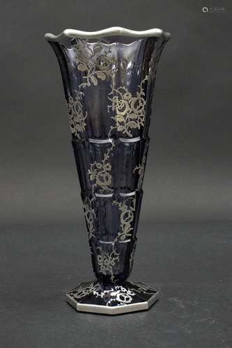 Art Déco Silber Overlay Vase / An Art Deco glass vase with s...