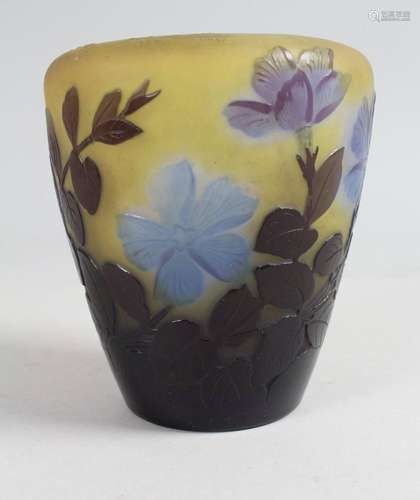 Jugendstil Vase mit Clematis / An Art Nouveau cameo glass va...