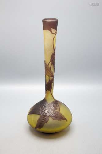 Jugendstil Vase mit Clematis / An Art Nouveau cameo glass va...