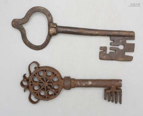 Zwei große gotische Schlüssel / Two large Gothic keys