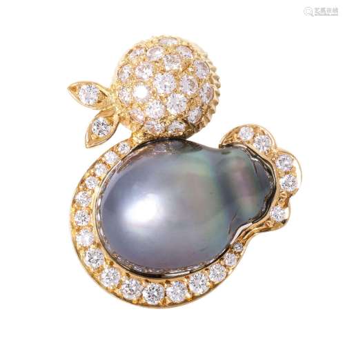 Pendant "Duck" with pearl and diamonds of total ap...
