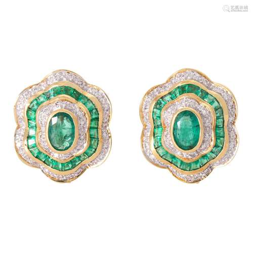 Earrings with emeralds and diamonds of total ca. 0,28 ct