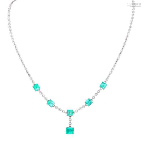 Necklace set with 6 emeralds of total ca. 4,1 ct,