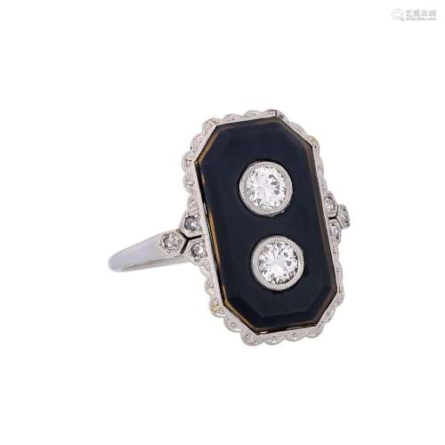 Ring with onyx plate, 2 old cut diamonds together ca. 0,35 c...