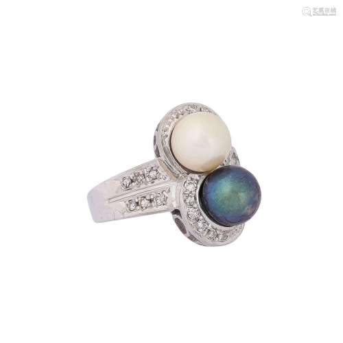Ring with pearls and octagonal diamonds