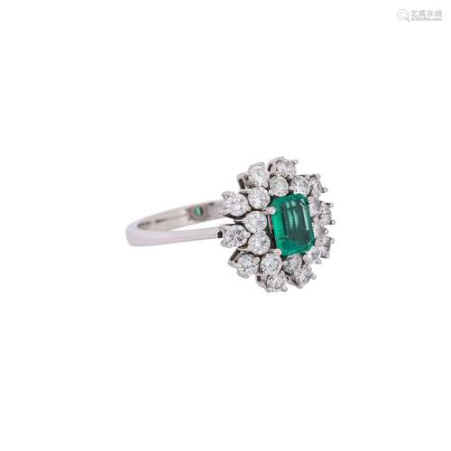 Ring with emerald ca. 0,56 ct surrounded by brilliant-cut di...