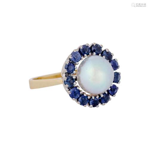 Ring with pearl surrounded by fine sapphires total ca. 1,1 c...