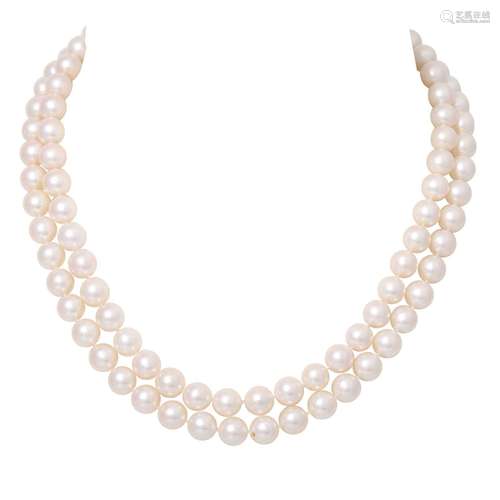 Long pearl necklace