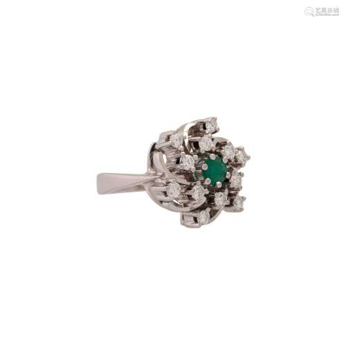 Ring with emerald surrounded by diamonds total ca. 0,62 ct,