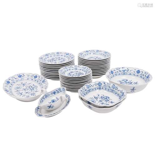 MEISSEN, "Onion Pattern" dinner service for 12 per...