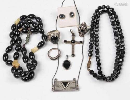 Posten Onyx-Schmuck u.a.