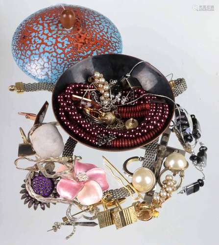 Modeschmuck in Emailledose