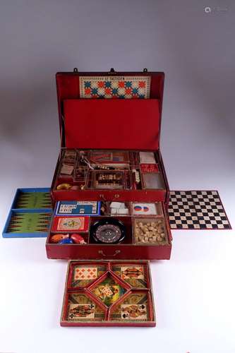 Ancien coffret à jeux et son contenu.