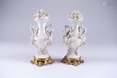 Paire de vases couverts Louis XV.