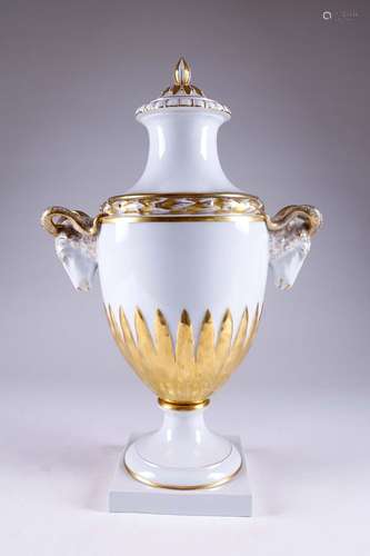 Grand vase couvert de style Louis XVI.