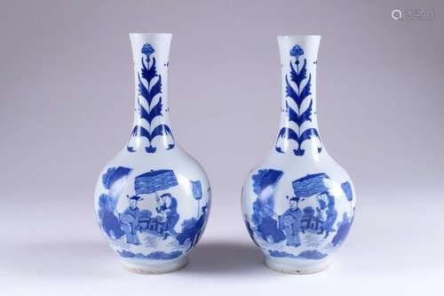 Chine. Paire de vases bouteille de style Transition.