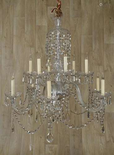 Grand lustre en cristal incolore.<br />