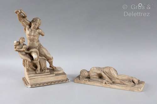 Deux sculptures en albâtre : l’une représentant Laocoon, l’a...