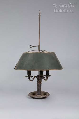 Lampe bouillotte en bronze argenté à trois lumières reposant...