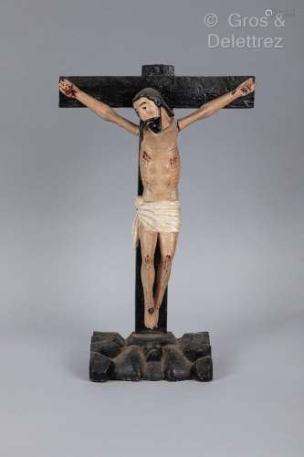 Christ en croix en bois sculpté polychrome<br />
Travail pop...