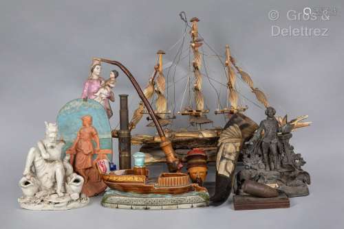 Caisse d’objets divers contenant deux bateaux en coquillage,...