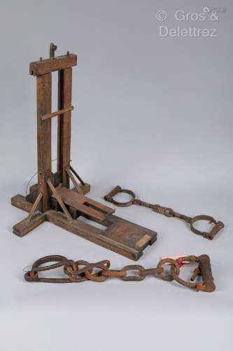Maquette en bois d’une guillotine avec sa lame en acier.<br ...