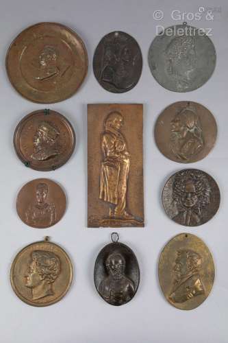 Lot de 11 médaillons en étain, cuivre, bronze et fonte repré...