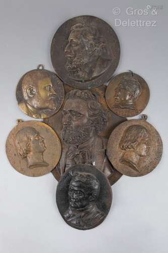 Lot de sept médaillons en fonte de fer et bronze figurant Th...