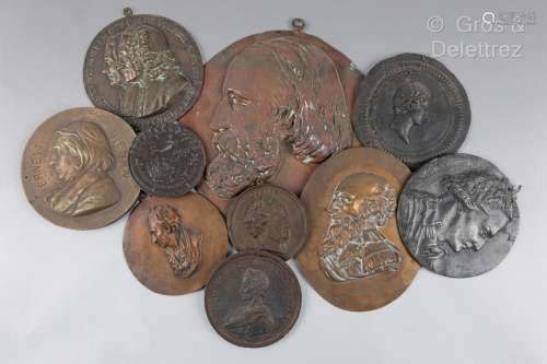 Lot de dix médaillons en bronze et fonte de fer figurant Sul...