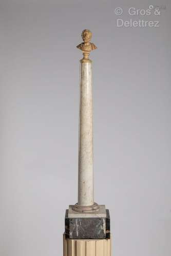 Buste d’Homère en résine présentée sur une colonne fuselée e...