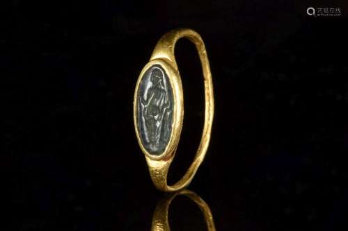 ROMAN GOLD RING WITH VENUS STONE INTAGLIO