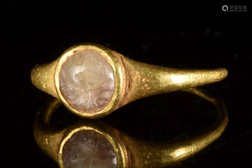 ROMAN GOLD RING WITH ROCK CRYSTAL INTAGLIO