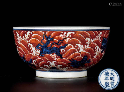 青花矾红海兽纹碗