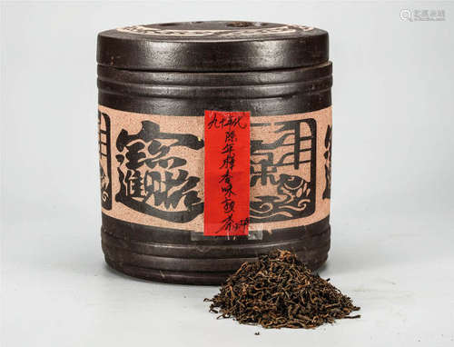 90年代  陈年樟香味普洱熟散茶  配紫砂缸