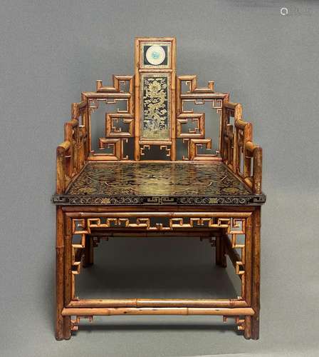 The throne with golden dragon pattern painted on fragrant im...