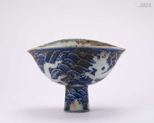 Blue and white dragon pattern goblet