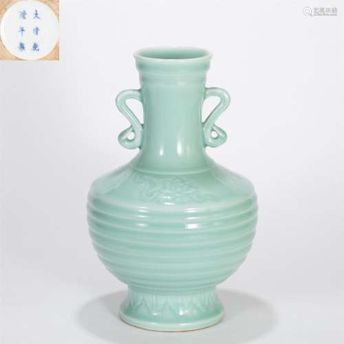 A CHINESE CELADON GLAZED PORCELAIN VASE