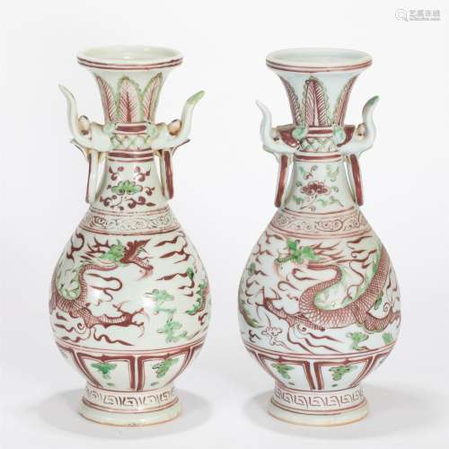A PAIR OF CHINESE RED GREEN GLAZE PORCELAIN DRAGON VASES