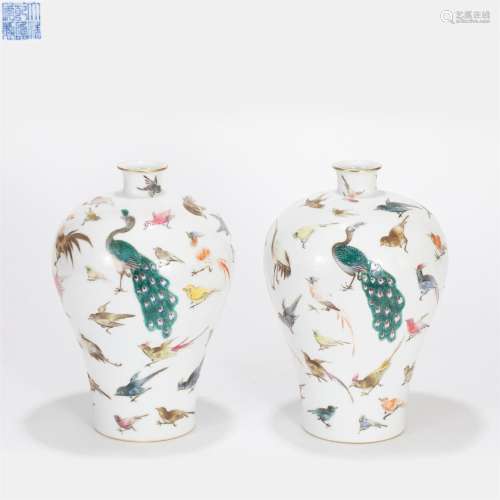 A PAIR OF CHINESE WUCAI PORCELAIN BIRDS VASES