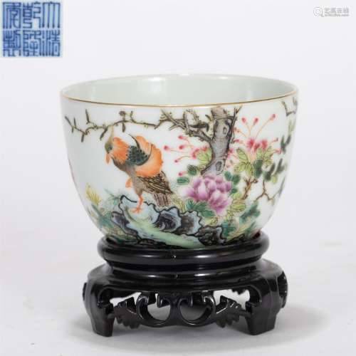 A CHINESE WUCAI PORCELAIN FLOWERS BIRDS CUP